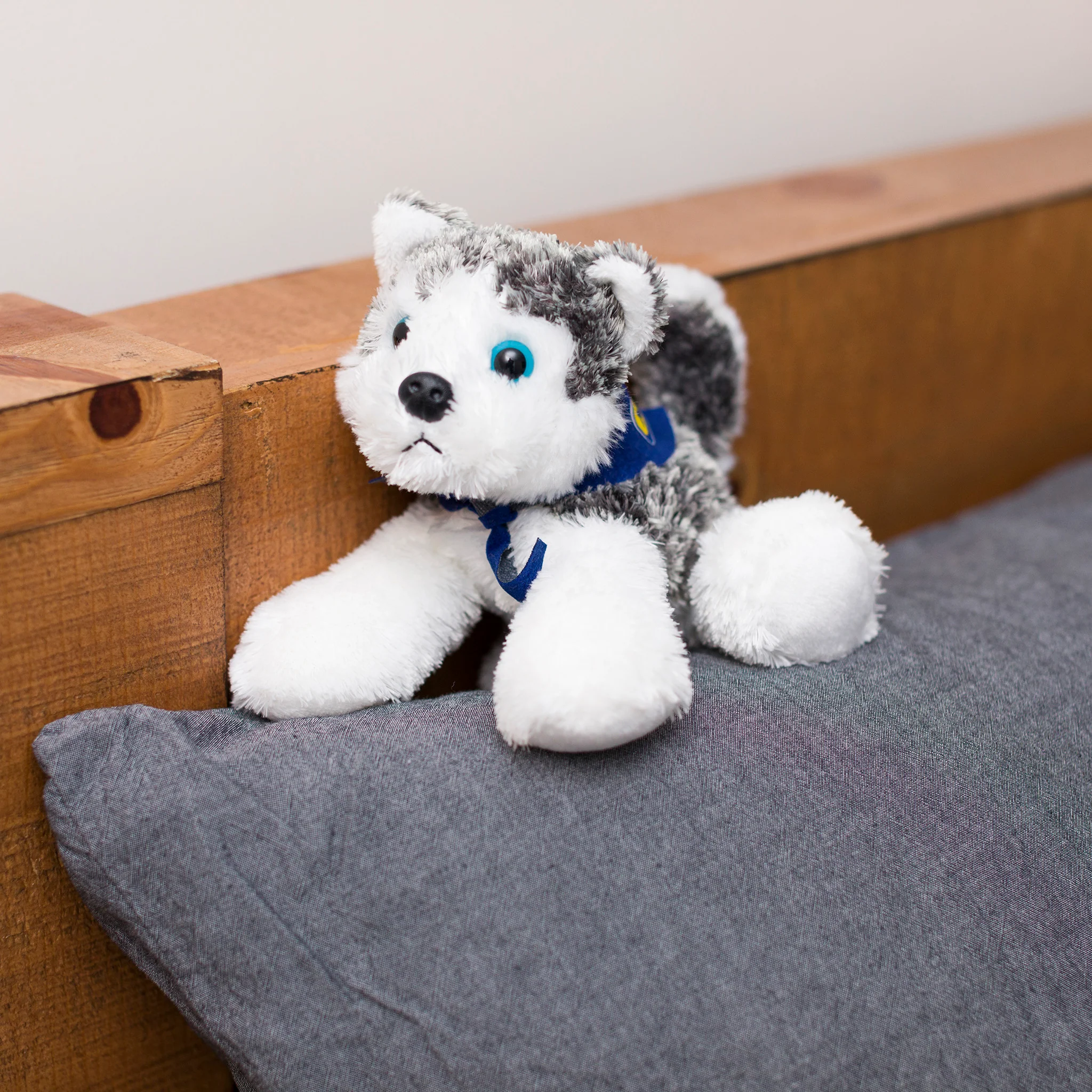 Husky with Mane 'n Tail Blue Bandana - Image 2